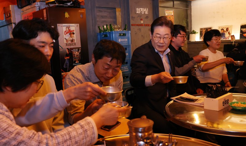 이재명 더불어민주당 대통령 후보가 1일 오후 서울 종로구 역전포장마차 종로종각점에서 열린 '민생시리즈2' 비전형 노동자 간담회에서 음료가 든 잔으로 건배를 하고 있다. (공동취재) 2025.5.1/뉴스1 ⓒ News1 이재명 기자