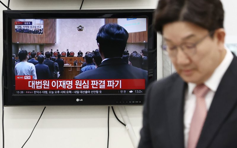 이재명 더불어민주당 대통령 후보의 공직선거법 위반 사건에 대해 대법원이 유죄 취지 파기환송 판결을 내린 가운데 1일 서울 여의도 국회에서 권성동 국민의힘 원내대표가 나서고 있다. 2025.5.1/뉴스1 ⓒ News1 김민지 기자