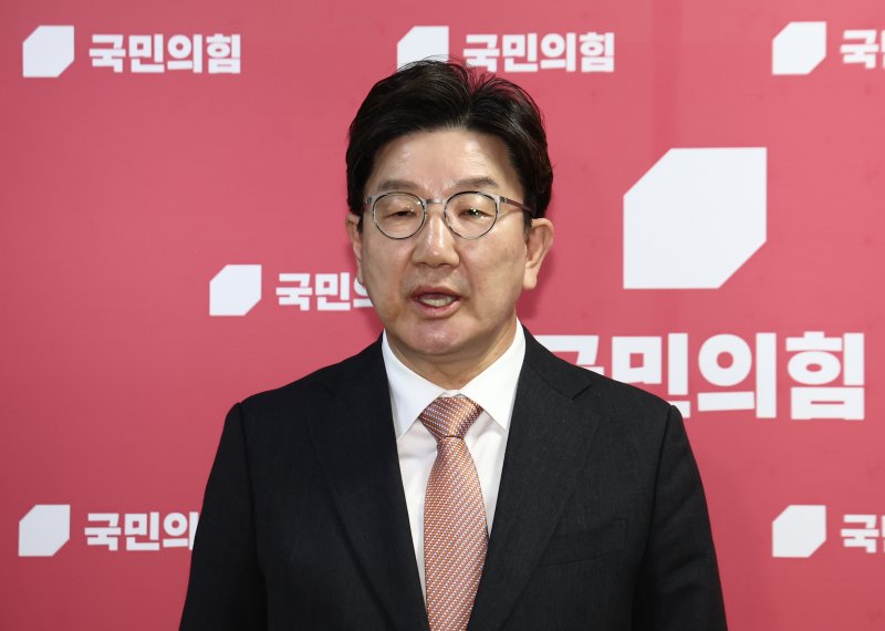 권성동 국민의힘 원내대표가 1일 서울 여의도 국회에서 이재명 더불어민주당 대통령 후보의 공직선거법 위반 사건에 대한 대법원의 유죄 취지 파기환송 판결과 관련해 브리핑을 하고 있다. 2025.5.1/뉴스1 ⓒ News1 김민지 기자