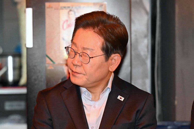이재명 더불어민주당 대통령 후보가 1일 오후 서울 종로구 한 음식점에서 열린 '민생시리즈2' 비전형 노동자 간담회에서 생각에 잠겨 있다. (공동취재) 2025.5.1/뉴스1 ⓒ News1 이재명 기자