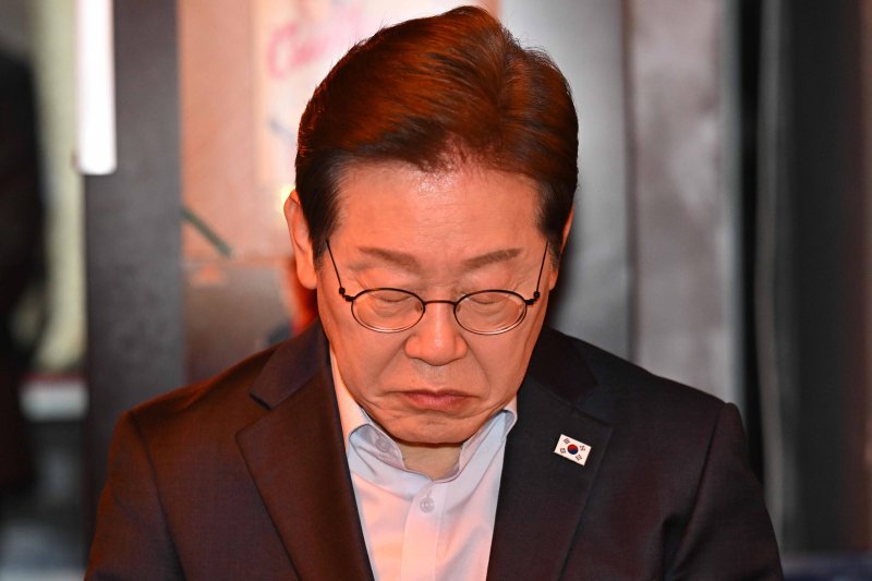 [서울=뉴시스] 조성우 기자 = 이재명 더불어민주당 대선후보가 1일 오후 서울 종로구의 한 포장마차에서 열린 배달라이더, 택배기사 등 비(非)전형 노동자들과 간담회에서 잠시 생각에 잠겨 있다. 대법원 전원합의체는 이날 이 후보에게 무죄를 선고한 원심 판결을 파기하고 사건을 서울고법으로 돌려보냈다. (공동취재) 2025.05.01. photo@newsis.com