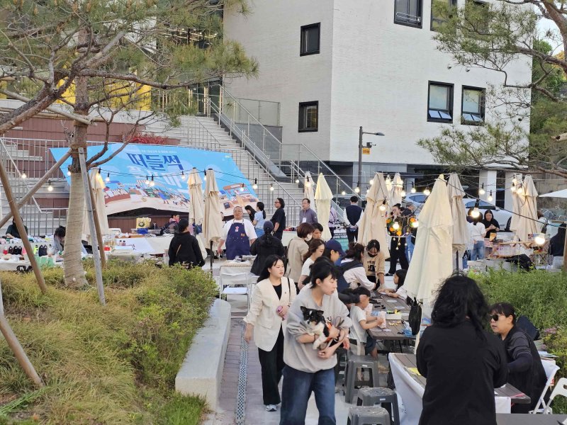 [밀양=뉴시스] 가곡동 상상어울림센터에서 가곡동 떠들썩 플프마켓이 열리고 있다. (사진=밀양시 제공) 2025.05.01. photo@newsis.com *재판매 및 DB 금지