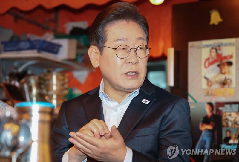 민주당 이재명 후보, 비(非)전형 노동자들과 포차 간담회 (출처=연합뉴스)
