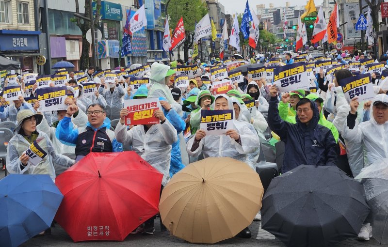 민주노총 전북본부는 근로자의 날인 1일 오후 2시께 전주시 객사에서 '2025 세계노동절대회'를 개최했다. ⓒ News1 신준수 기자