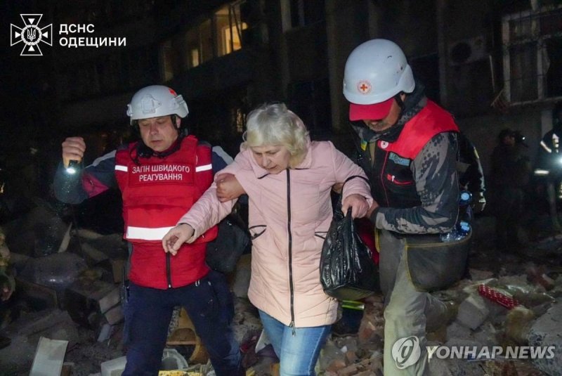 1일(현지시간)러시아의 드론 공격 이후 구조대원의 도움을 받아 대피하는 우크라이나 오데사 주민 (출처=연합뉴스)