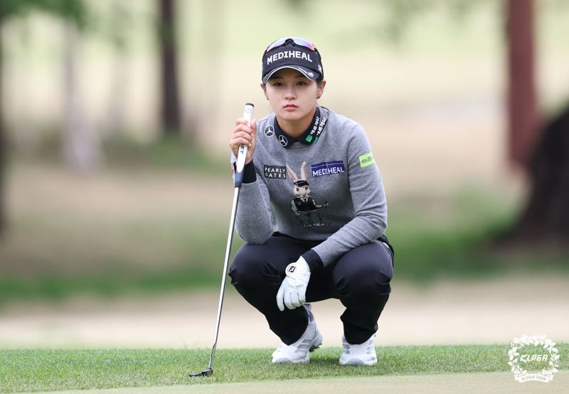 박현경이 크리스에프앤씨 제47회KLPGA 챔피언십 1R 10번홀 그린 공략을 고심하고 있다.KLPGA 제공