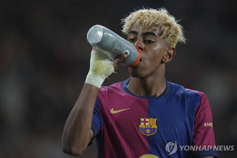 목 축이는 바르셀로나의 야말. (출처=연합뉴스)