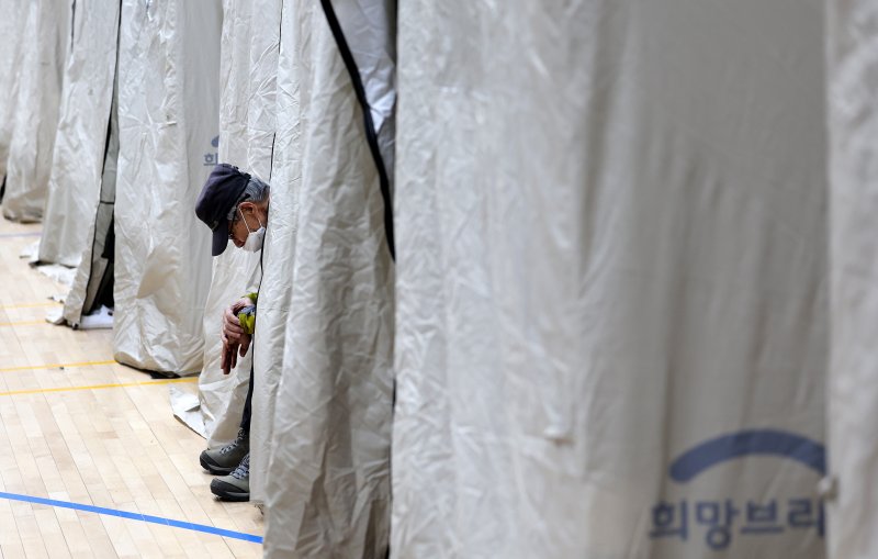[대구=뉴시스] 이무열 기자 = 대구 북구 함지산 산불이 재발화한 지난달 30일 오후 대구 북구 동변중학교에 설치된 대피소에서 한 어르신이 휴식을 취하고 있다. 2025.04.30. lmy@newsis.com