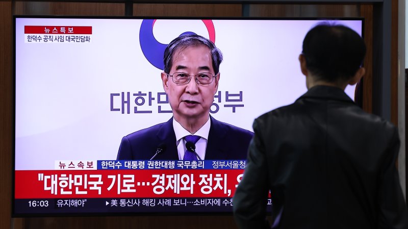 시민들이 1일 오후 서울역 대합실에서 한덕수 대통령 권한대행 국무총리의 대국민담화 생중계 영상을 시청하고 있다. 2025.5.1/뉴스1 ⓒ News1 박지혜 기자