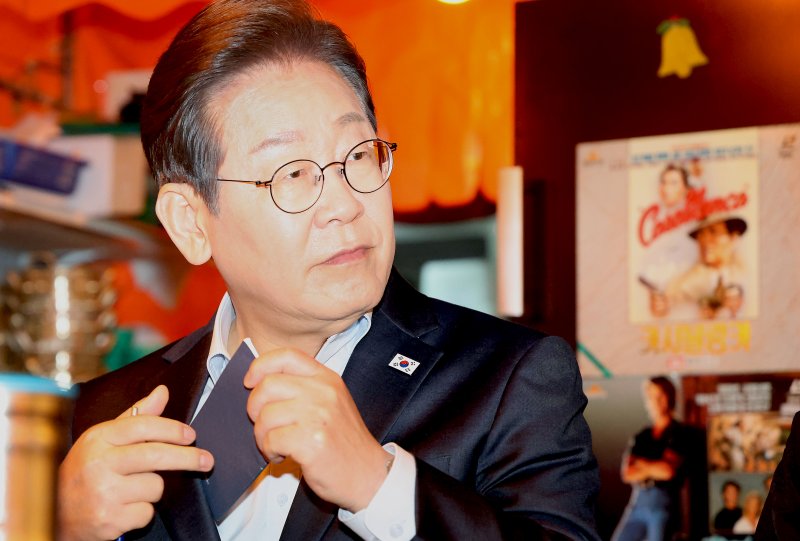 이재명 더불어민주당 대통령 후보가 1일 오후 서울 종로구 한 음식점에서 열린 '민생시리즈2' 비전형 노동자 간담회에서 수첩을 꺼내고 있다. (공동취재) 2025.5.1/뉴스1 ⓒ News1 이재명 기자