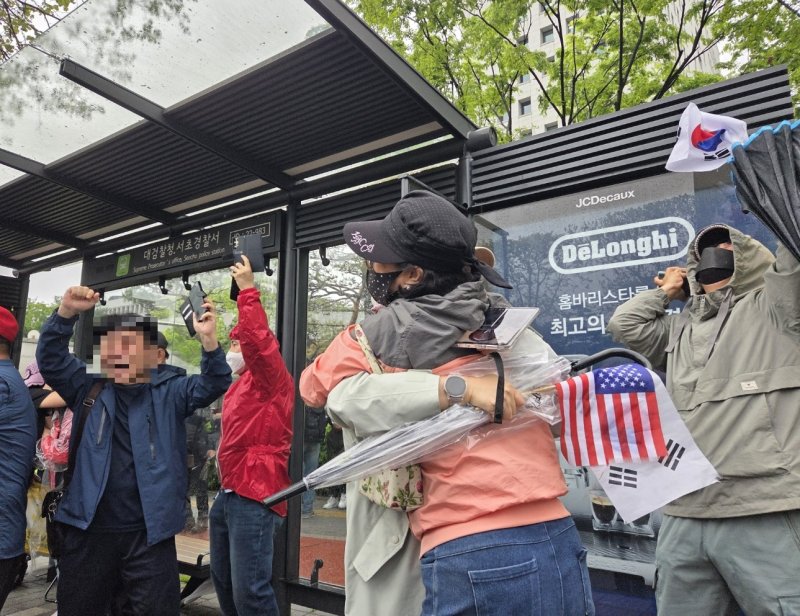 [서울=뉴시스]조기용 수습기자=1일 오후 이재명 더불어민주당 대선 후보의 공직선거법 위반 혐의에 대한 대법원 판결이 '파기환송'으로 내려지자 대검찰청 정문 앞에서 집회를 벌이던 보수단체 참가자들이 환호하는 모습. 2025.05.01