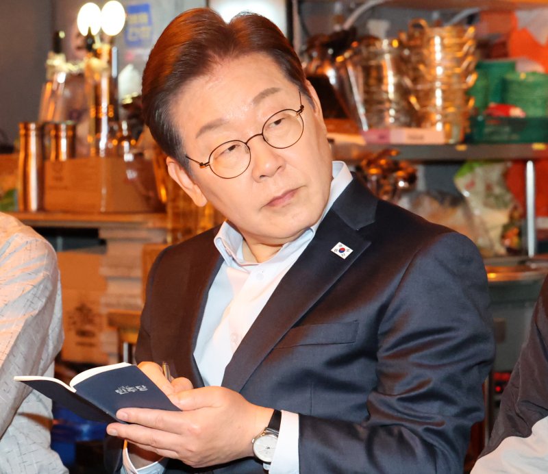 이재명 더불어민주당 대통령 후보가 1일 오후 서울 종로구 한 음식점에서 열린 '민생시리즈2' 비전형 노동자 간담회에서 메모를 하고 있다. (공동취재) 2025.5.1/뉴스1 ⓒ News1 이재명 기자