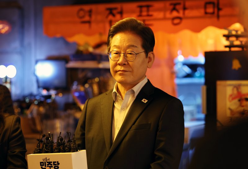 이재명 더불어민주당 대선후보가 1일 오후 서울 종로구의 한 포장마차에서 열린 비전형 노동자 간담회를 마친 뒤 대법원이 공직1xbet online 위반과 관련한 2심 판결을 파기 환송한 데 대한 취재진 질문에 답하고 있다.(공동취재) /사진=뉴시스