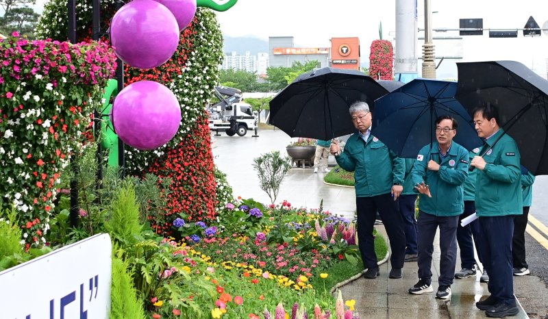 배낙호 경북 김천시장이 1일 제63회 경북도민체육대회 막바지 준비상황 점검을 하고 있다. 경북도민체육대회는 오는 5월 9일에서 12일까지 4일간 김천종합운동장 및 종목별 경기장에서 개최된다. /뉴스1 2025.5.1/뉴스1 ⓒ News1 정우용 기자