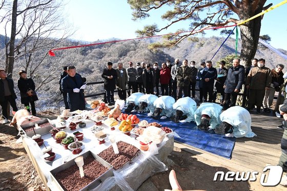 '지라산 천년송 당산 산신제'를 모시고 있는 전북 남원시 산내면 와운마을 주민들.(남원시 제공. 재판매 및 DB금지)/뉴스1