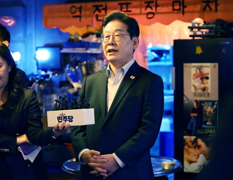 이재명 더불어민주당 대통령 후보가 1일 오후 서울 종로구 한 음식점에서 열린 '민생시리즈2' 비전형 노동자 간담회를 마친 후 공직선거법 위반과 관련한 대법원 선고 질문에 답변하고 있다. (공동취재) 2025.5.1/뉴스1 ⓒ News1 이재명 기자