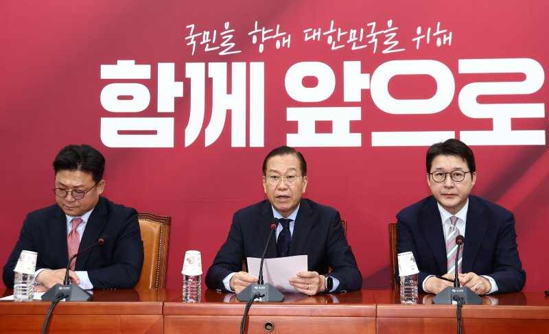 권영세 국민의힘 비상대책위원장이 1일 서울 여의도 국회에서 이재명 더불어민주당 대통령 후보 선거법 위반 대법원 파기환송 판결 관련 기자회견을 하고 있다. 2025.5.1/뉴스1 ⓒ News1 김민지 기자