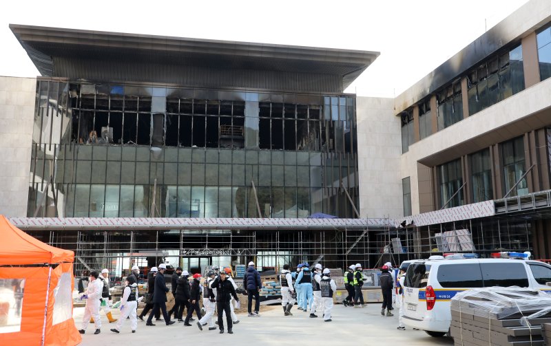 부산 기장군 반얀트리 호텔 신축 공사장 화재 현장에서 경찰과 과학수사대 화재감식팀, 소방 당국, 국립과학수사연구원, 국립재난안전원 등 관계자들이 합동 감식을 하기 위해 이동하고 있다. 2025.2.16/뉴스1 ⓒ News1 윤일지 기자