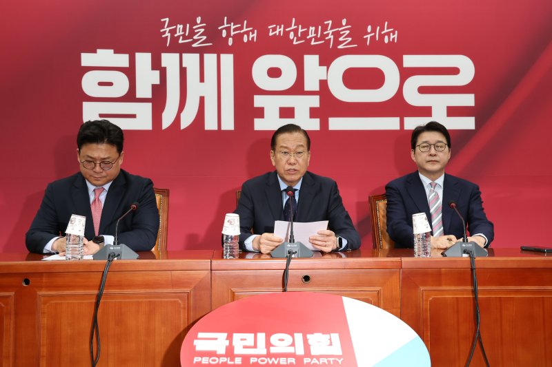 [서울=뉴시스] 권창회 기자 = 권영세 국민의힘 비상대책위원장이 1일 서울 여의도 국회에서 이재명 선거법 위반 대법원 파기환송 판결 관련 기자회견을 열고 발언하고 있다. 2025.05.01. kch0523@newsis.com