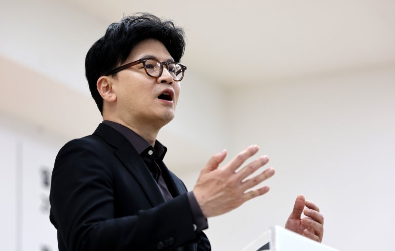[대구=뉴시스] 이무열 기자 = 한동훈 제21대 대통령 선거 국민의힘 경선 후보가 1일 대구 수성구 국민의힘 대구시당에서 열린 당직자 간담회에 참석해 발언을 하고 있다. 2025.05.01. lmy@newsis.com