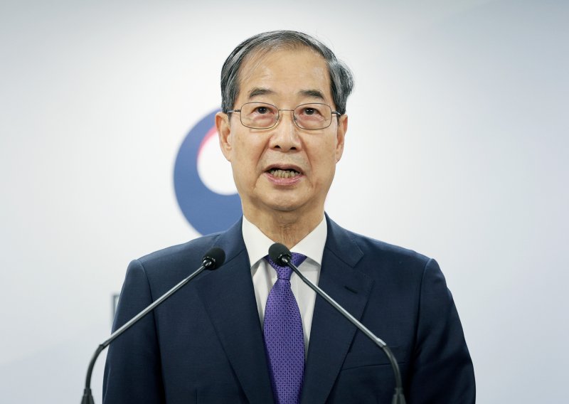 [서울=뉴시스] 고범준 기자 = 한덕수 대통령 권한대행 국무총리가 1일 서울 종로구 정부서울청사에서 대국민 담화를 하고 있다. 2025.05.01. bjko@newsis.com