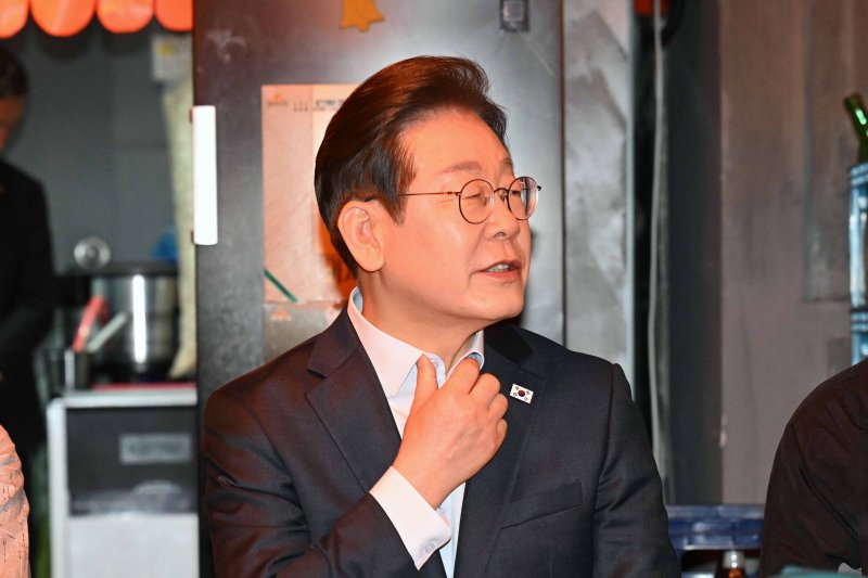 이재명 더불어민주당 대통령 후보가 1일 오후 서울 종로구 한 음식점에서 열린 '민생시리즈2' 비전형 노동자 간담회에서 참석자들의 발언을 듣고 있다. (공동취재) 2025.5.1/뉴스1 ⓒ News1 이재명 기자