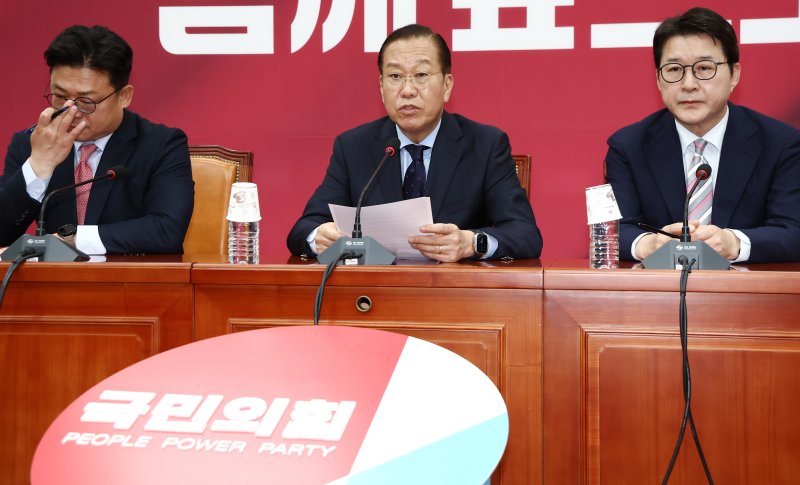 권영세 국민의힘 비상대책위원장이 1일 서울 여의도 국회에서 이재명 더불어민주당 대통령 후보 선거법 위반 대법원 파기환송 판결 관련 기자회견을 하고 있다. 2025.5.1/뉴스1 ⓒ News1 김민지 기자