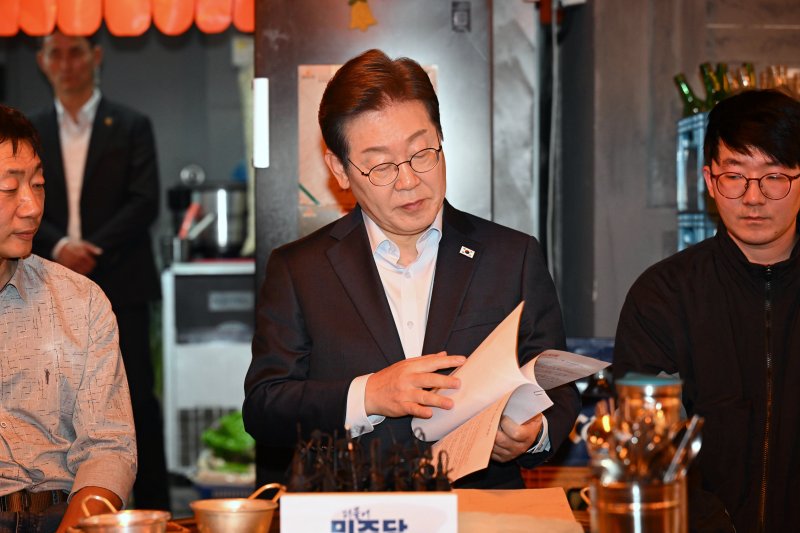 이재명 더불어민주당 대통령 후보가 1일 서울 종로구의 한 음식점에서 열린 비전형 노동자 간담회에 참석해 자료를 살피고 있다. (공동취재) 2025.5.1/뉴스1 ⓒ News1 이재명 기자