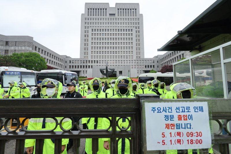 이재명 더불어민주당 대통령 후보의 공직선거법 위반 사건에 대한 판결 선고기일인 1일 서울 서초구 대법원 출입이 통제되고 있다. 고(故) 김문기 전 성남도시개발공사 1처장·백현동 개발 사업과 관련해 허위 사실을 공표한 혐의로 재판에 넘겨진 이 후보가 2심 재판을 다시 받게 됐다. 대법원 전원합의체는 1일 공직선거법 위반 혐의로 기소된 이 후보에게 무죄를 선고한 원심을 깨고 사건을 파기하고 사건을 서울고법으로 돌려보냈다. 2025.5.1/뉴스1 ⓒ News1 신웅수 기자