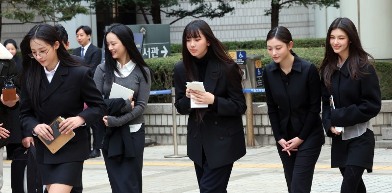 그룹 뉴진스(왼쪽부터 민지, 하니, 혜인, 해린, 다니엘)가 지난 3월 7일 서울 서초구 서울중앙지방법원에서 어도어 측이 멤버들을 상대로 제기한 ‘기획사 지위보전 및 광고계약 체결 등 금지’ 가처분 첫 심문기일을 마친 후 법원을 나서고 있다. 2025.3.7/뉴스1 ⓒ News1 황기선 기자