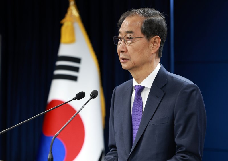 [서울=뉴시스] 고범준 기자 = 한덕수 대통령 권한대행 국무총리가 1일 서울 종로구 정부서울청사에서 대국민 담화를 하고 있다. 2025.05.01. bjko@newsis.com