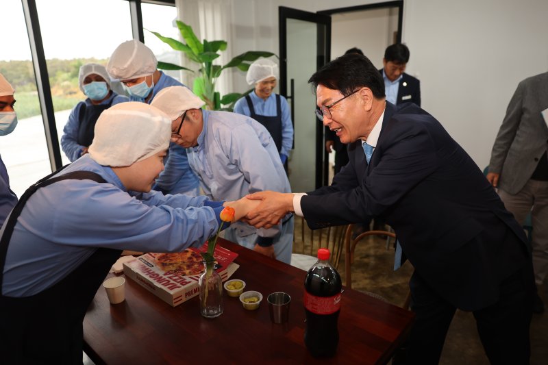 심덕섭 전북자치도 고창군수가 1일 근로자의 날(노동절)을 맞아 지역 내 기업체와 대중교통 현장을 방문해 현장에서 묵묵히 일하는 근로자들에게 감사와 격려의 뜻을 전했다.(고창군 제공, 재판매 및 DB금지)