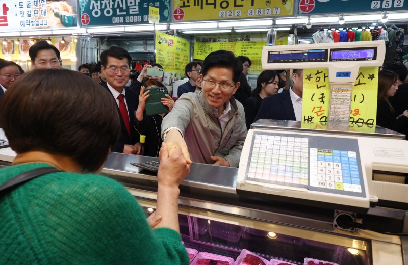[대전=뉴시스] 고승민 기자 = 김문수 국민의힘 대선 경선 후보가 1일 대전중앙시장을 방문, 상인들과 인사를 하고 있다. 2025.05.01. kkssmm99@newsis.com