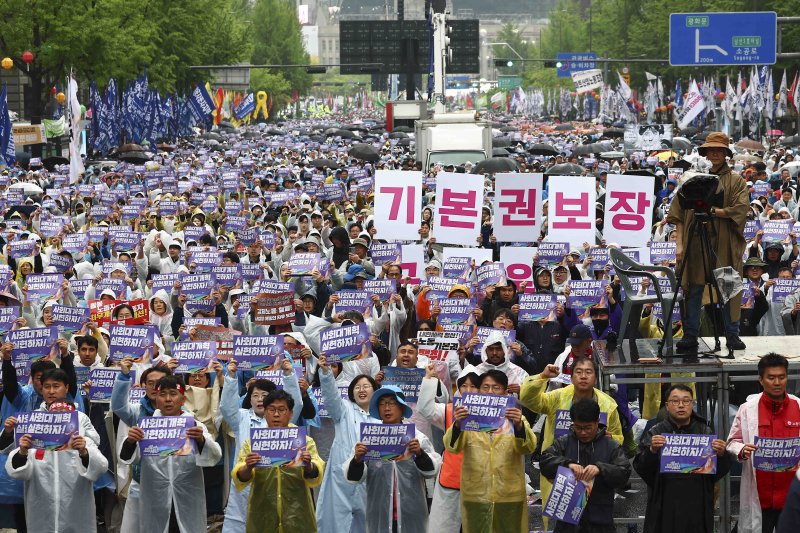 [서울=뉴시스] 김근수 기자 = 전국민주노동조합총연맹 조합원들이 1일 서울 중구 숭례문 인근에서 열린 제135회 세계노동절 대회에서 구호를 외치고 있다. 2025.05.01. ks@newsis.com