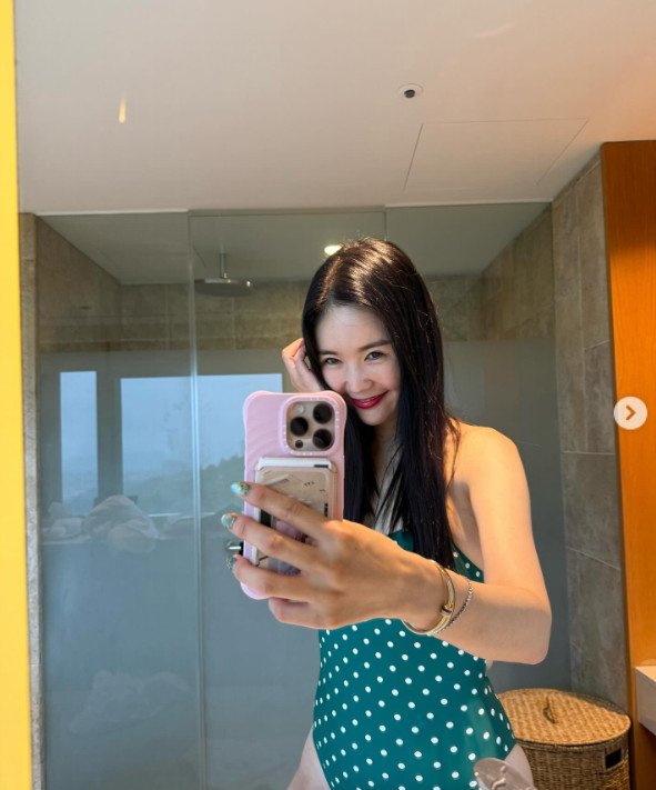 장영란, 호캉스서 과감 수영복 자태…한줌 허리·늘씬 허벅지 '깜짝'