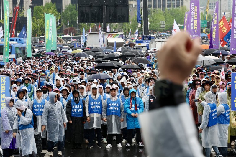 [서울=뉴시스] 김명년 기자 = 1일 오후 서울 종로구 경복궁 동십자각 앞에서 '제135주년 세계노동절 한국노총 전국노동자대회'가 열리고 있다. 2025.05.01. kmn@newsis.com