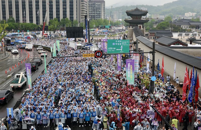 [서울=뉴시스] 김명년 기자 = 1일 오후 서울 종로구 경복궁 동십자각 앞에서 '제135주년 세계노동절 한국노총 전국노동자대회'가 열리고 있다. 2025.05.01. kmn@newsis.com