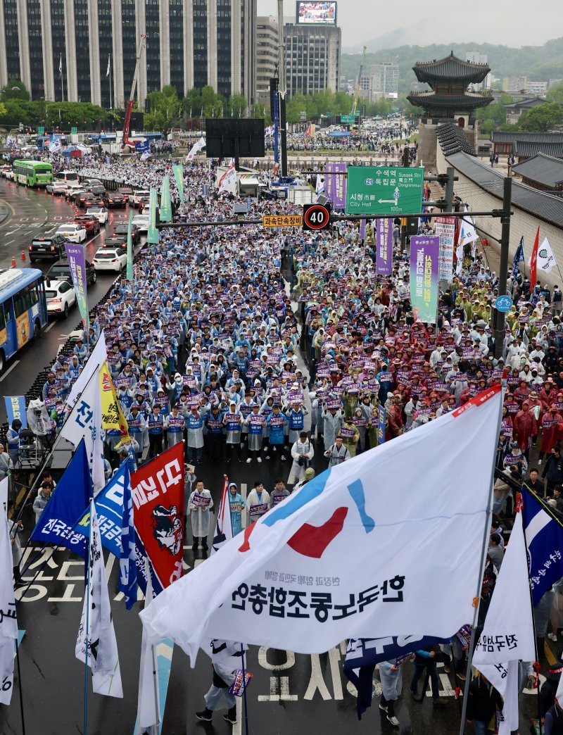 [서울=뉴시스] 김명년 기자 = 1일 오후 서울 종로구 경복궁 동십자각 앞에서 '제135주년 세계노동절 한국노총 전국노동자대회'가 열리고 있다. 2025.05.01. kmn@newsis.com