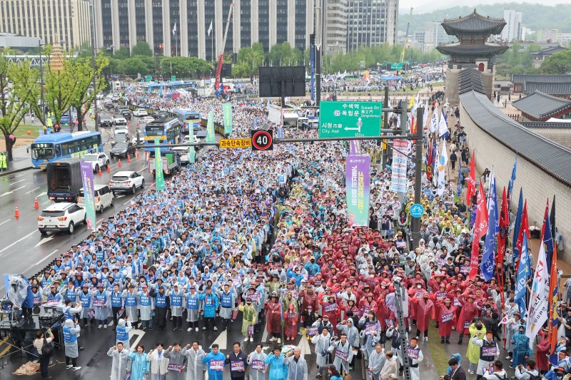 한국노총 조합원들이 1일 오후 서울 종로구 동십자각 일대에서 열린 '제135주년 세계노동절 전국노동자대회'에서 구호를 외치고 있다. 2025.5.1/뉴스1 ⓒ News1 민경석 기자