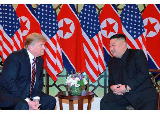 김정은 북한 국무위원장과 트럼프 미국 대통령이 2019년 2월 27일 베트남 하노이 메트로폴 호텔에서 단독회담 하는 모습을 노동신문이 28일 보도했다.(노동신문) 2019.2.27/뉴스1 ⓒ News1 신웅수 기자