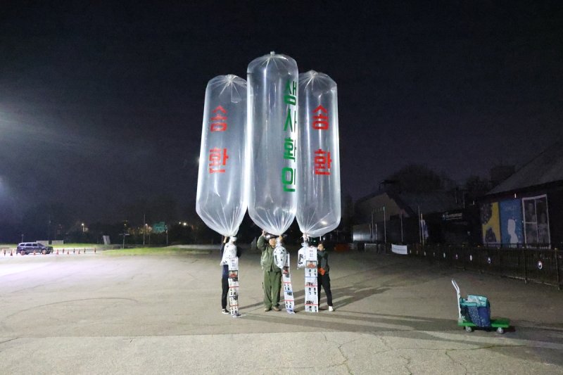 납북자가족모임 대북전단 살포 (출처=연합뉴스)
