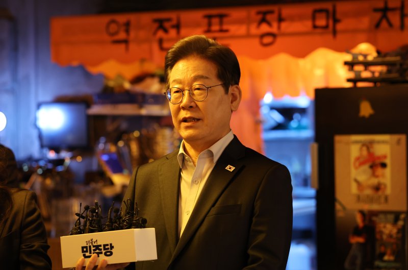 이재명 더불어민주당 대통령 후보가 1일 오후 서울 종로구 한 음식점에서 열린 '민생시리즈2' 비전형 노동자 간담회를 마친 후 공직선거법 위반과 관련한 대법원 선고 질문에 답변하고 있다. (공동취재) 2025.5.1/뉴스1 ⓒ News1 이재명 기자