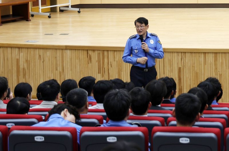 해양경찰청장, 동해해경청 직원과의 대화 (출처=연합뉴스)