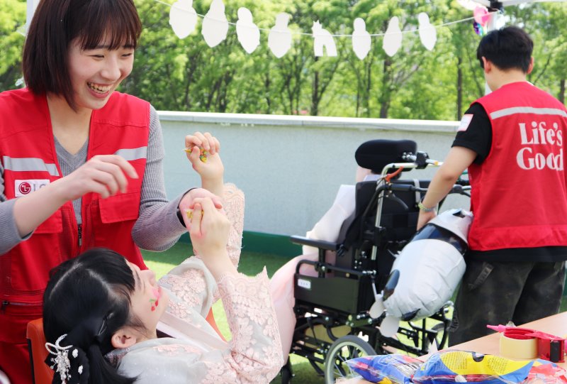 LG전자 임직원으로 구성된 '라이프스굿 봉사단'이 지난달 30일 서울 강동구에 위치한 암사재활원을 찾아 장애 아동·청소년들과 다양한 체험 활동을 하고 있다. LG전자 제공
