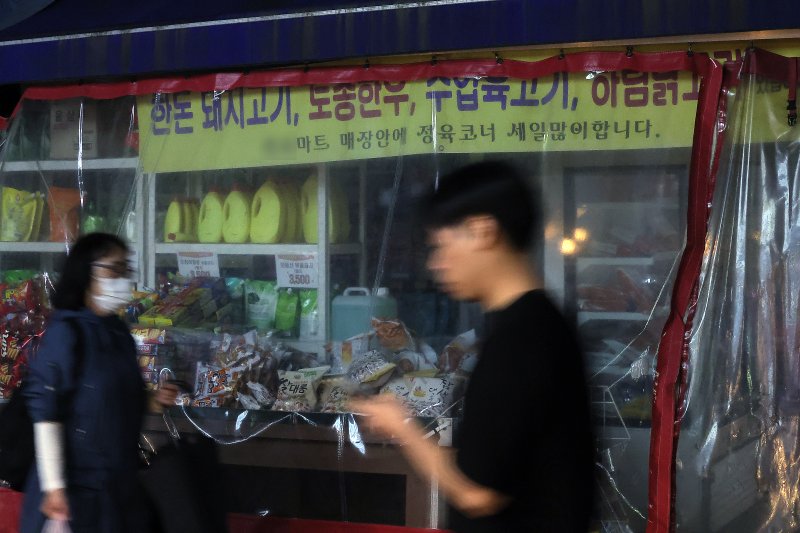 흉기 난동으로 1명이 숨지고 다른 한 명이 크게 다치는 토토 솔루션이 발생한 지난달 22일 서울 강북구 지하철 4호선 미아역 인근 24시간 운영되던 할인마트 앞으로 토토 솔루션이 지나고 있다. 뉴스1