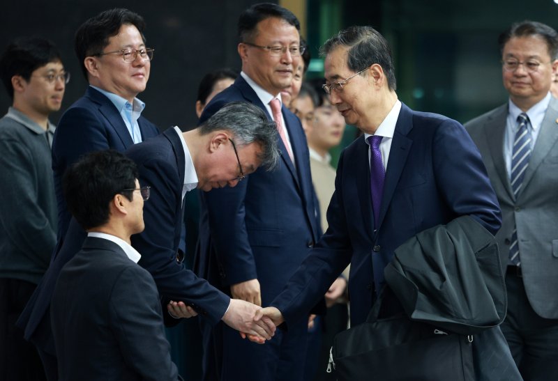 [서울=뉴시스] 고범준 기자 = 총리직 사퇴를 발표한 한덕수 대통령 권한대행 국무총리가 1일 서울 종로구 정부서울청사에서 열린 퇴임식을 마치고 직원들과 악수를 하고 있다. 2025.05.01. bjko@newsis.com