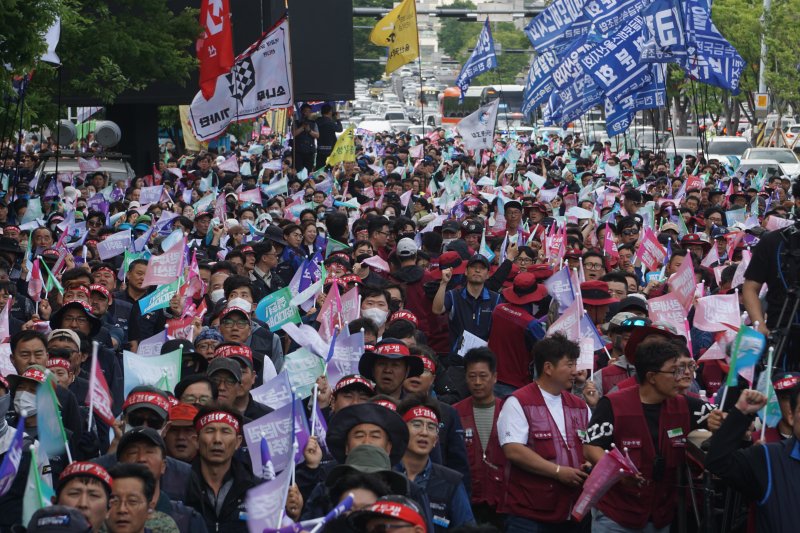 민주노총 울산본부 관계자들이 1일 울산시 남구 번영로에서 세계노동절 울산대회 집회를 하고 있다. (민주노총 울산본부 제공. 재판매 및 DB 금지) /뉴스1