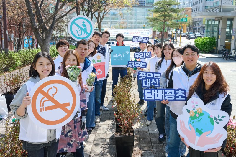 꽃BAT 프로젝트에 참여한 참가자들이 캠페인을 홍보하고 있다. BAT로스만스 제공
