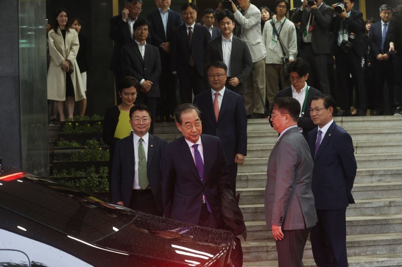 한덕수 대통령 권한대행 국무총리가 1일 오후 서울 종로구 정부서울청사에서 대국민담화를 통해 사퇴를 표명한 뒤 청사를 나서고 있다. (공동취재) 2025.5.1/뉴스1 ⓒ News1 임세영 기자