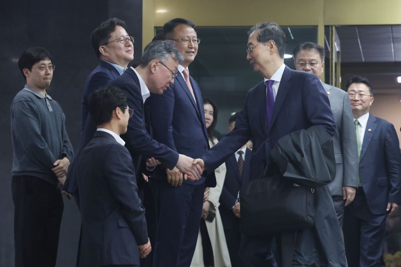 한덕수 대통령 권한대행 국무총리가 1일 오후 서울 종로구 정부서울청사에서 대국민담화를 통해 사퇴를 표명한 뒤 청사를 나서고 있다. (공동취재) 2025.5.1/뉴스1 ⓒ News1 임세영 기자